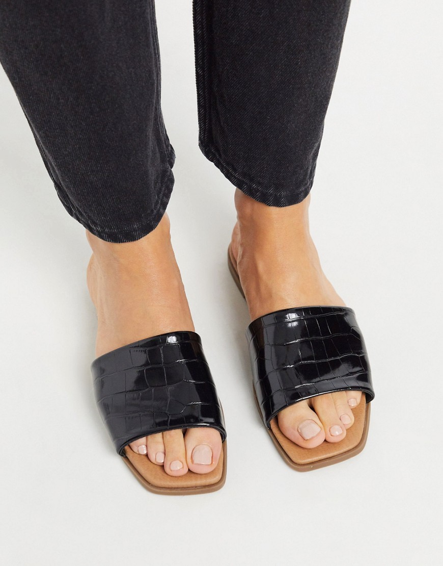 New Look – Svarta platta tofflor i läderimitation med fyrkantig tå och krokodilskinnsmönster