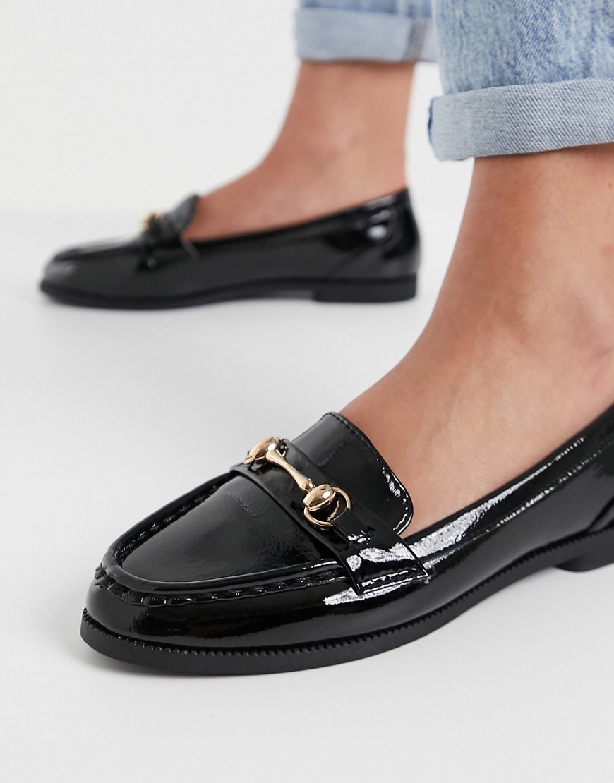 New Look – Svartlackade loafers med kedjedetalj