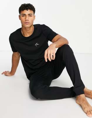 New Look t-shirt and jogger lounge set in black