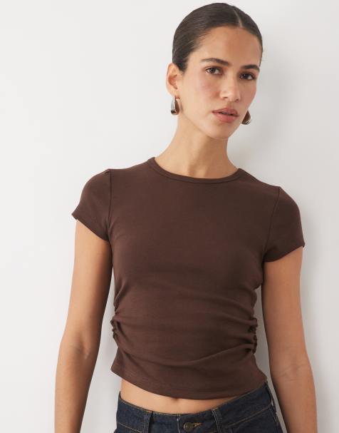 New Look t-shirt baby froncé sur le côté en marron foncé - view 1