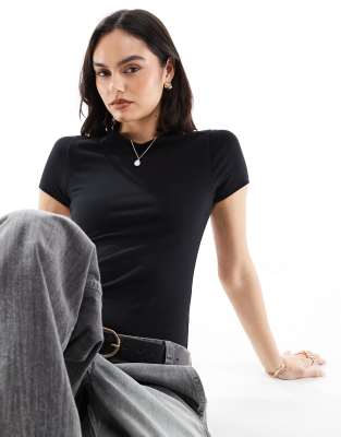 New Look - T-Shirt-Body in Schwarz mit Rundhalsausschnitt