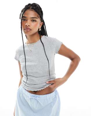 New Look - T-Shirt in Grau mit Babylock-Saum