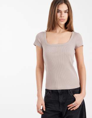 New Look - T-Shirt in Nerzbeige mit eckigem Ausschnitt-Neutral