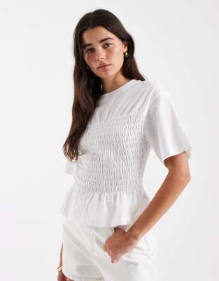 New Look - T-Shirt in Weiß mit gesmokter Brustpartie