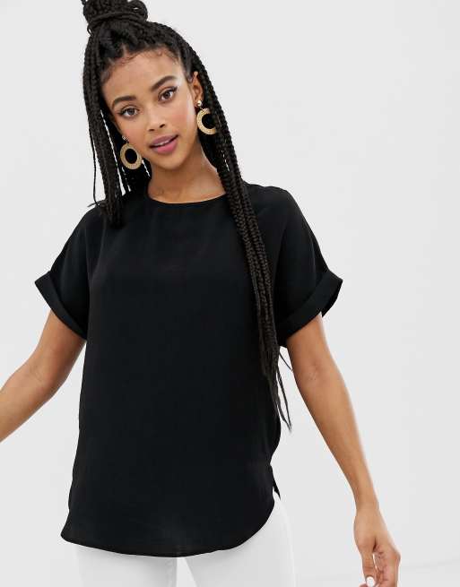 New Look - T-shirt nera con maniche con risvolto