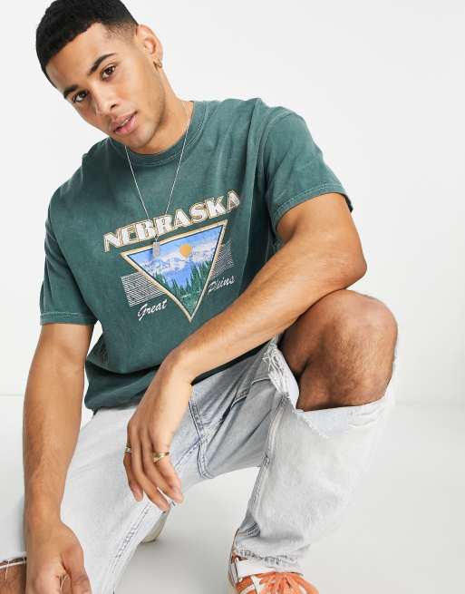 New Look – T-shirt oversize w kolorze farbowanej ciemnej zieleni z nadrukiem „Nebraska”