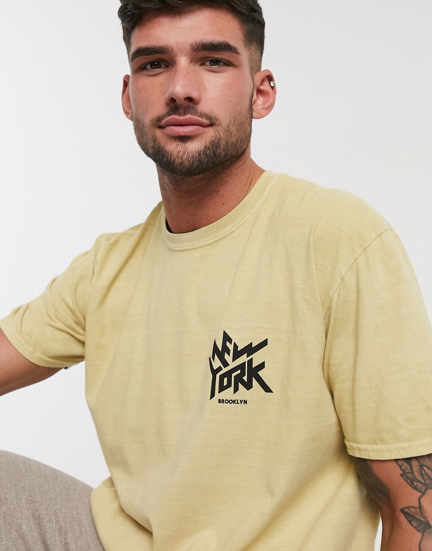 New Look - T-shirt sovratinta con stampa di NY sul petto color senape-Giallo