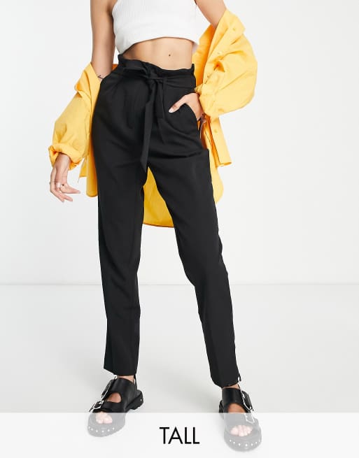 New Look Tall – Eng zulaufende Hose in Schwarz mit Bindegürtel