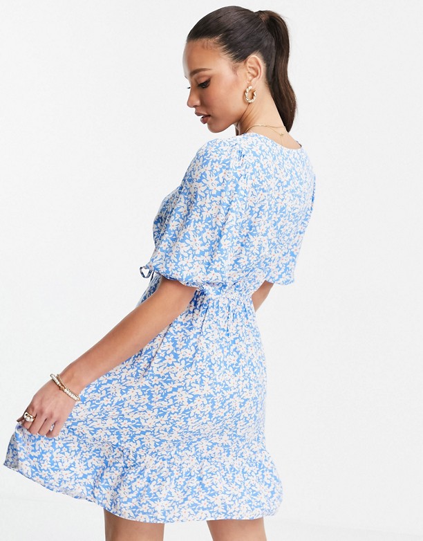  Projektant New Look Tall – Niebieska sukienka mini w kwiaty z dekoltem w szpic i guzikami Niebieski