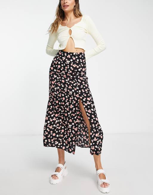 Midi skirt with clearance slits on both sides