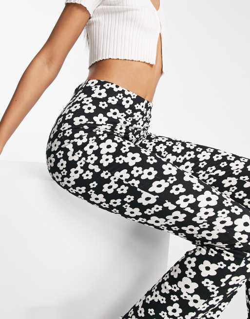 New Look Tall – Svarta retroblommiga byxor med utsvängd design , 3 av 4