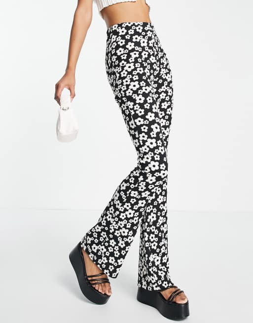 New Look Tall – Svarta retroblommiga byxor med utsvängd design , 4 av 4