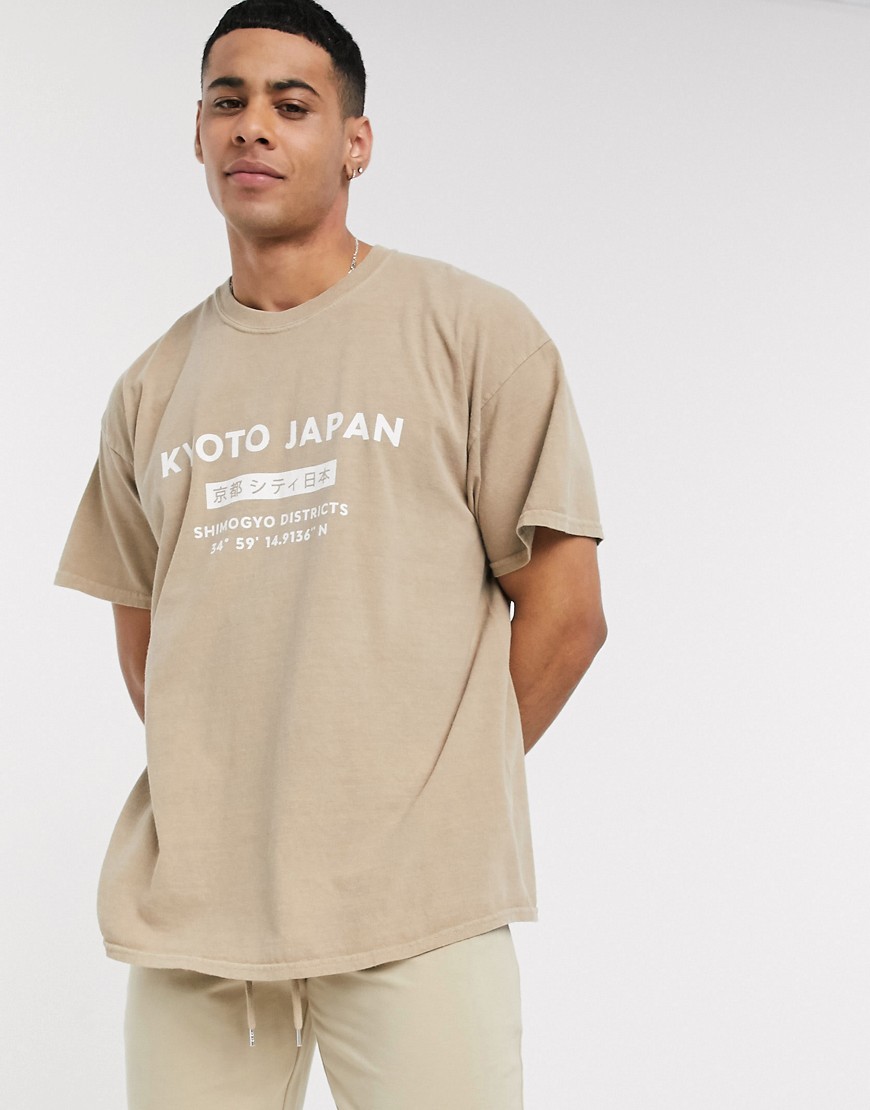 New Look – Tanfärgad t-shirt i oversize-modell med Japan-tryck-Guldbrun