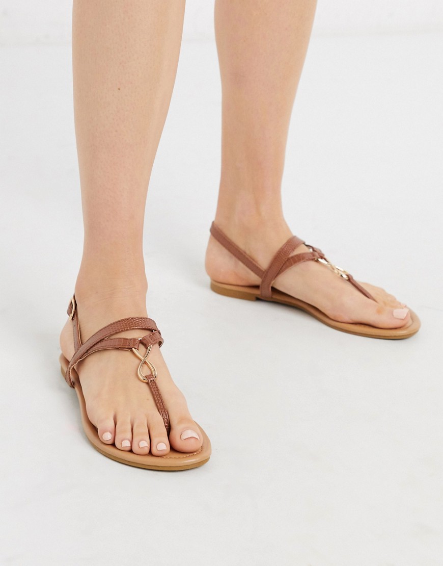 New Look – Tanfärgade, platta sandaler med reptilmönster och tårem-Guldbrun