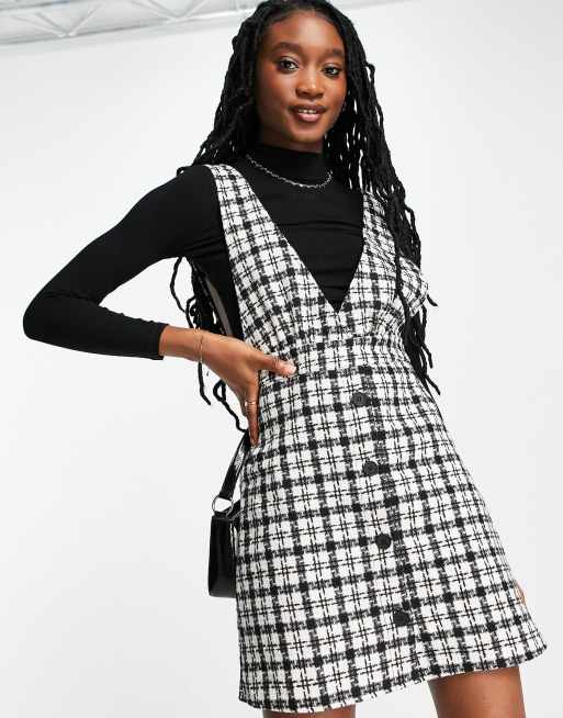 New Look - Ternet pinafore-kjole med V-hals i sort boucle