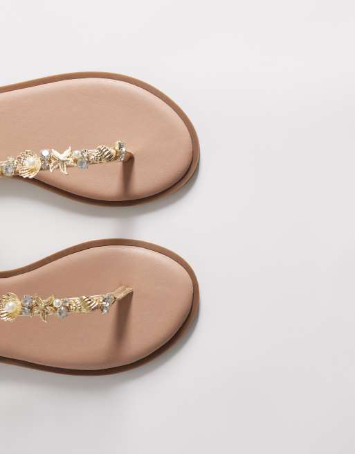 New Look thong shellfish detail flat sandal in gold, 3 of 4