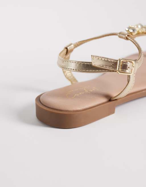 New Look thong shellfish detail flat sandal in gold, 4 of 4