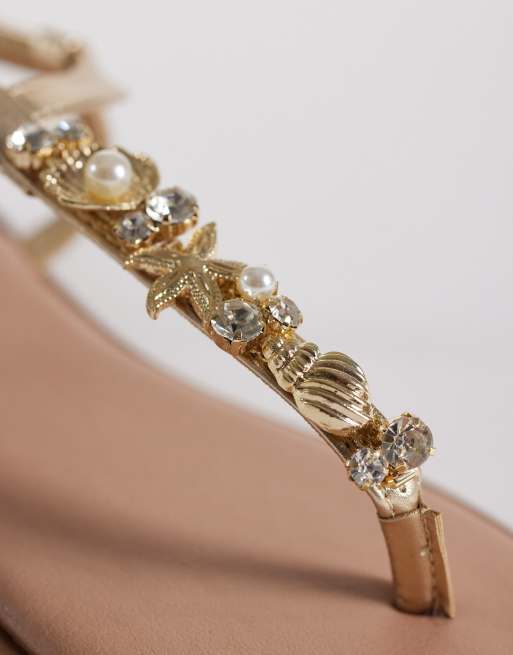 New Look thong shellfish detail flat sandals in gold, 2 of 4