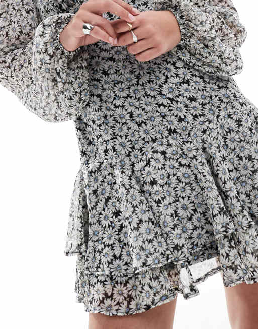 New Look tiered ruffle mini dress in white daisy print, 3 of 4