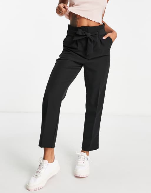 New Look - Toelopende broek met riem en hoge taille in zwart