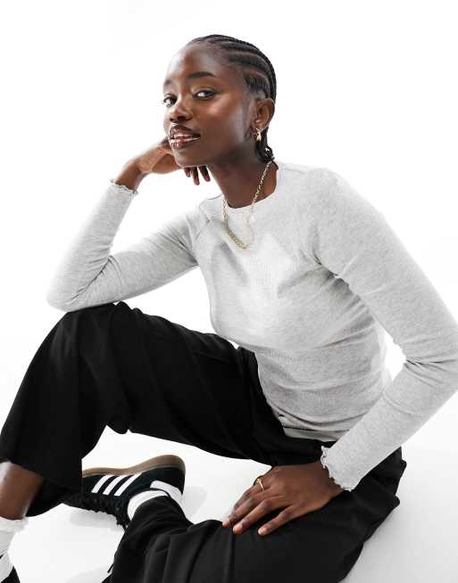 New Look - Top a maniche lunghe grigio con bordi ondulati
