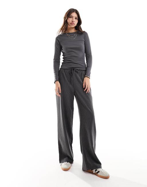 New Look - Top a maniche lunghe grigio con bordi ondulati, 3 di 4