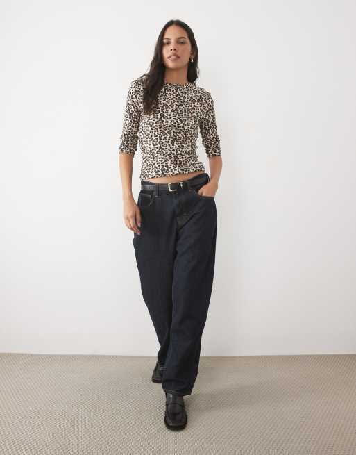 New Look top acanalado de manga larga con cuello redondo y estampado leopardo, 2 de 4