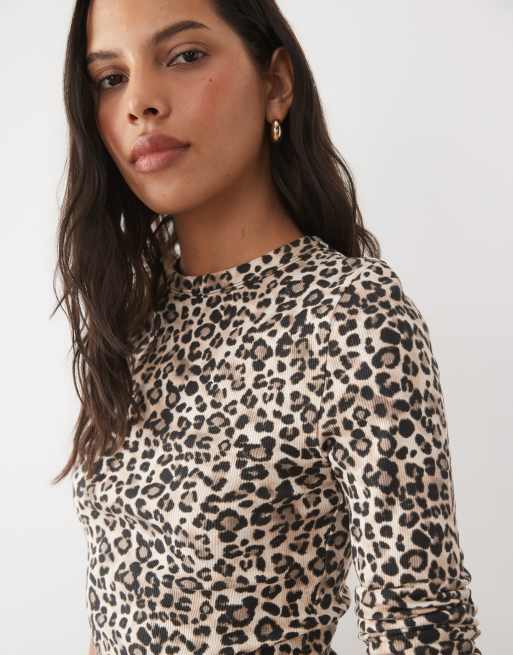 New Look top acanalado de manga larga con cuello redondo y estampado leopardo, 3 de 4