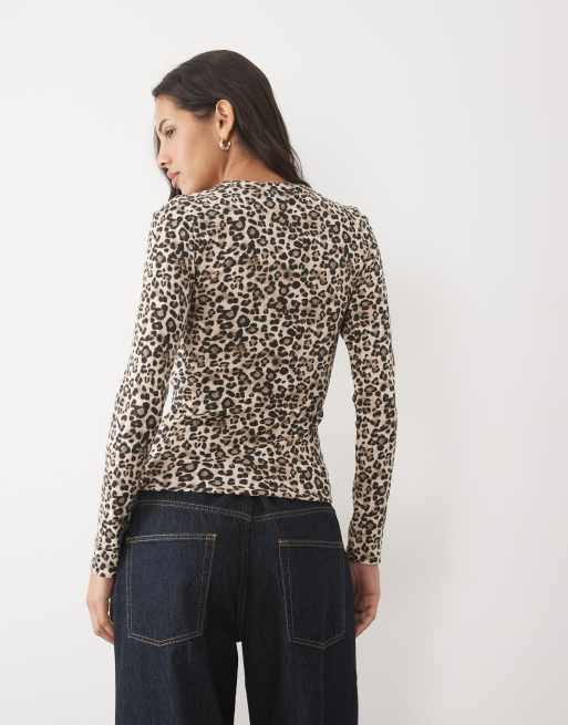 New Look top acanalado de manga larga con cuello redondo y estampado leopardo, 4 de 4