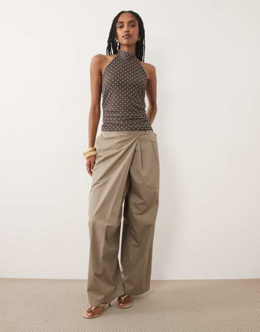 New Look - Top allacciato al collo marrone scuro a pois, 2 di 4