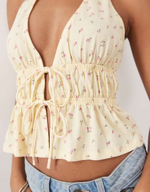 New Look - Top amarillo con estampado de florecitas, cuello halter y lazada delantera, 3 de 4