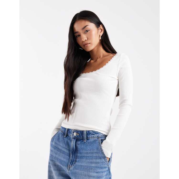 Crop Top Dentelle New Look Taille 15 Ans - Épaules Dénudées, Bordure élégante, Occasion Très Bon état