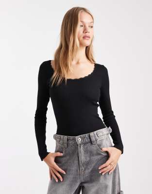 New Look - Top bordé de dentelle à encolure carrée - Noir