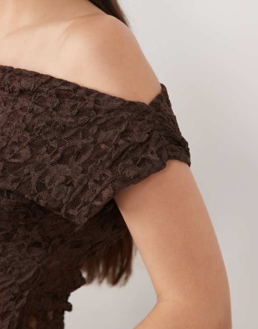 New Look - Top in pizzo marrone scuro con spalle scivolate, 2 di 4