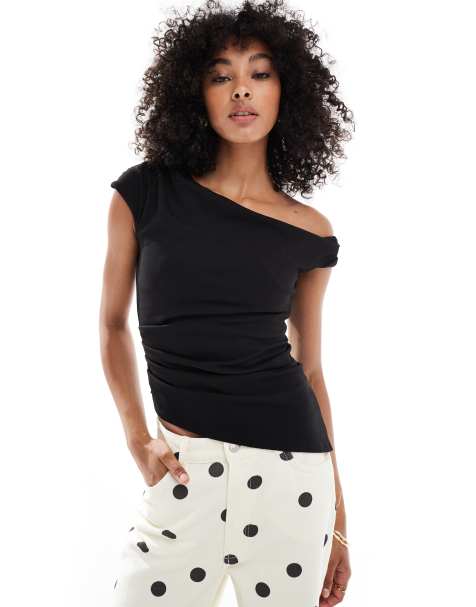 New Look – Top in Schwarz aus Stoff in Neoprenoptik mit abfallender Schulterpartie - view 1