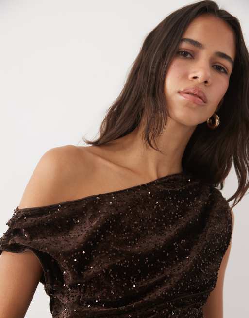New Look top in velluto con paillettes e dettaglio a drappeggio marrone scuro, 1 di 4