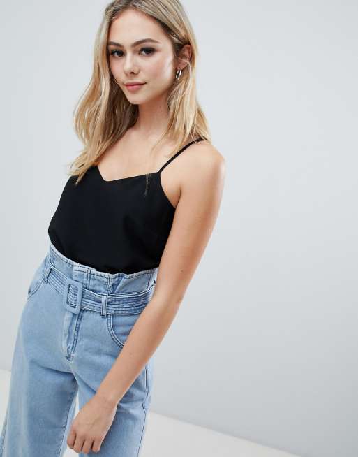 New Look – Top na ramiączkach z ozodbnymi paskami na plecach
