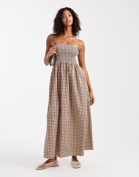 New Look – Trägerloses, kariertes Midikleid in Braun mit gesmoktem Design - view 1