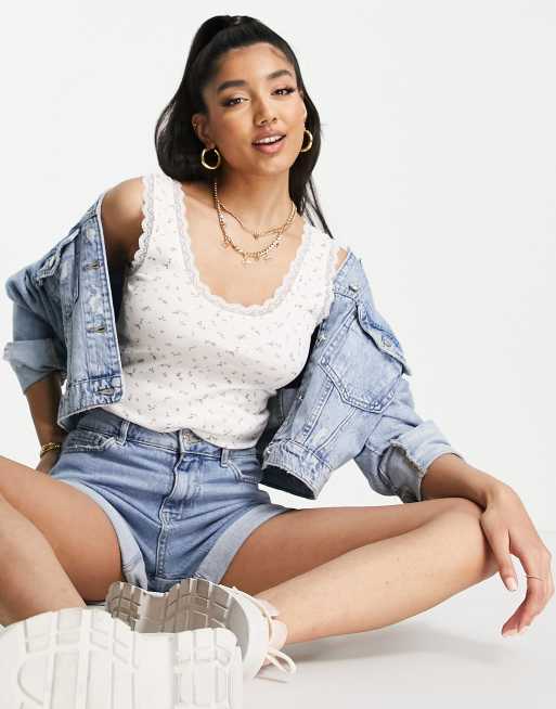 New Look Trägertop In Weiß Mit Spitzenborte Und Blümchenmuster Asos