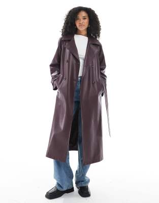 New Look - Trenchcoat aus Kunstleder in Burgunderrot
