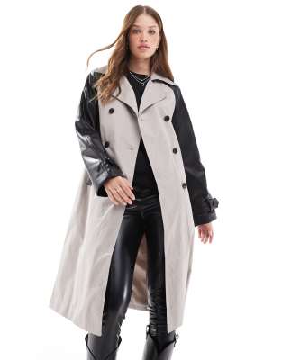 New Look - Trenchcoat aus PU in Stone-Neutral