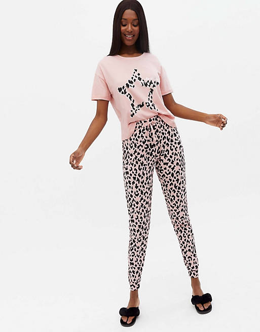 Women New look tshirt and jogger pyjama set in pink leopard print 