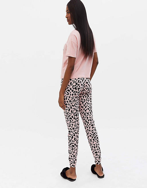 New look tshirt and jogger pyjama set in pink leopard print 