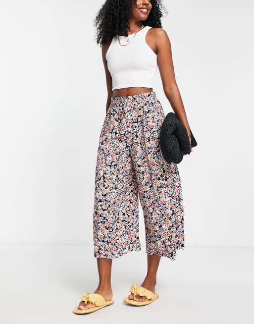 New Look – Verkürzte Hose in Schwarz mit weitem Bein und Blumenmuster, 4 von 4