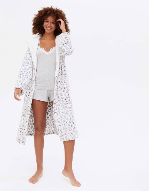 New Look - Vestaglia bianca con stampa leopardata