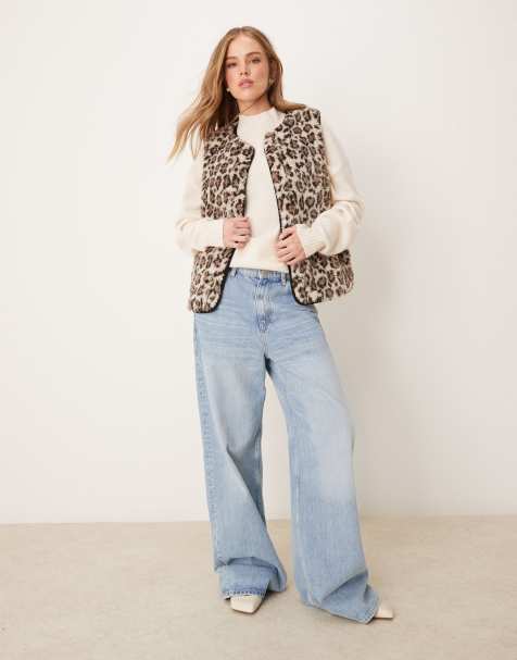 New Look - Veste sans manches en imitation peau de mouton à imprimé animal - view 1