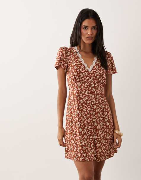 New Look - vestido corto tipo tea con ribete de encaje y estampado floral marrón - view 1