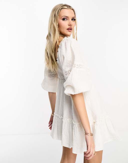 New Look - Vestito corto a balze bianco con maniche a sbuffo e dettaglio in pizzo, 2 di 4