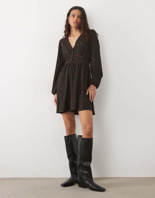 New Look vestito corto con maniche lunghe e dettaglio vita impero, stampa leopardata marrone, 1 di 4