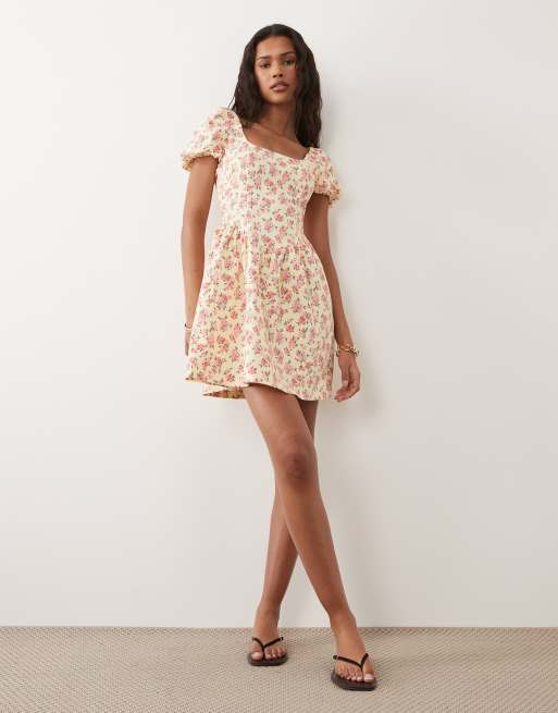 New Look - Vestito corto con vita a V e maniche a sbuffo giallo a fiorellini, 2 di 4